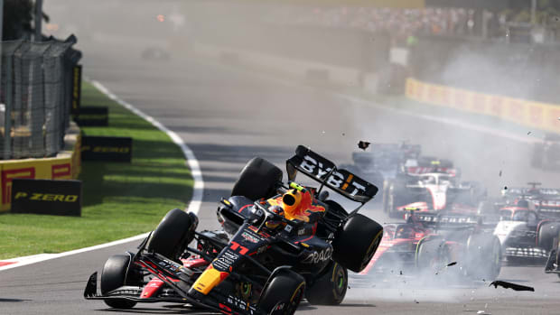 Checo Pérez sufrió un accidente en la primera curva del GP de México y abandonó la carrera ante la decepción de sus seguidores